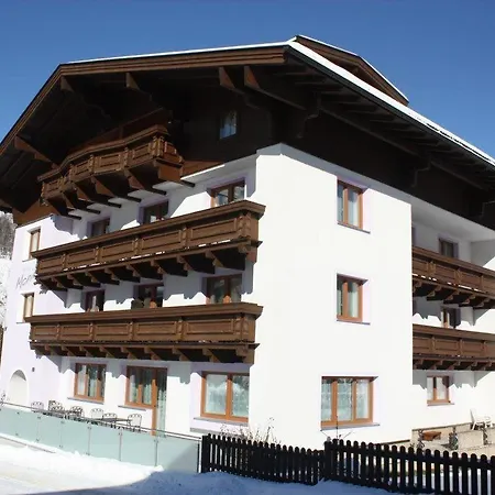 בית הארחה Pension Monika, Bed & Breakfast, Kitzsteinhorn Views