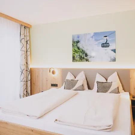 Pension Monika, Bed & Breakfast, Kitzsteinhorn Views Guest house