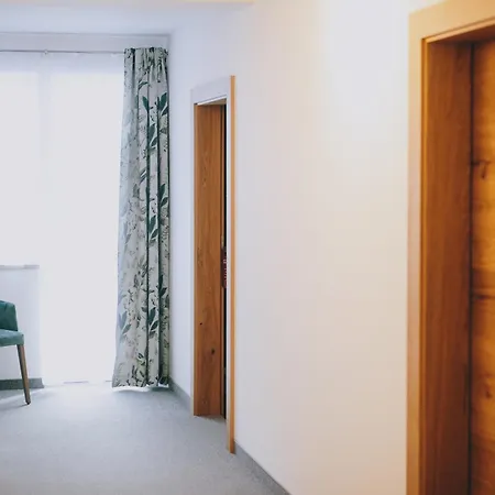 Pension Monika, Bed & Breakfast, Kitzsteinhorn Views
