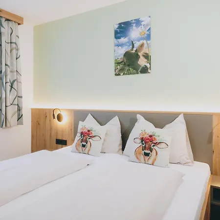 בית הארחה Pension Monika, Bed & Breakfast, Kitzsteinhorn Views