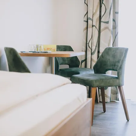 Pension Monika, Bed & Breakfast, Kitzsteinhorn Views בית הארחה