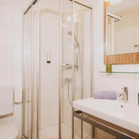 Pension Monika, Bed & Breakfast, Kitzsteinhorn Views בית הארחה