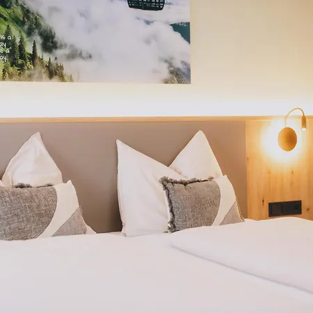 Pension Monika, Bed & Breakfast, Kitzsteinhorn Views בית הארחה 3*