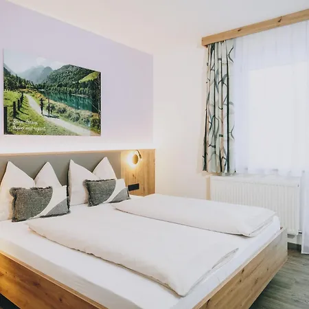 בית הארחה Pension Monika, Bed & Breakfast, Kitzsteinhorn Views 3*