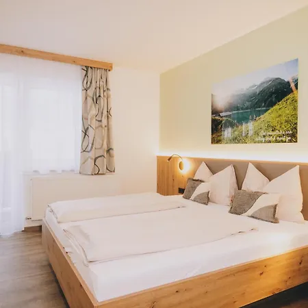 בית הארחה Pension Monika, Bed & Breakfast, Kitzsteinhorn Views קפרון