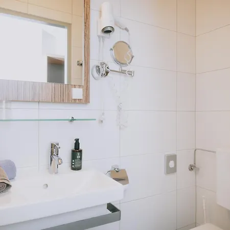 בית הארחה Pension Monika, Bed & Breakfast, Kitzsteinhorn Views