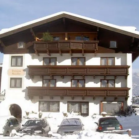 בית הארחה Pension Monika, Bed & Breakfast, Kitzsteinhorn Views קפרון